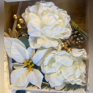 Nwt…floral accents… white flowers…very beautiful!!! They can be used in a place